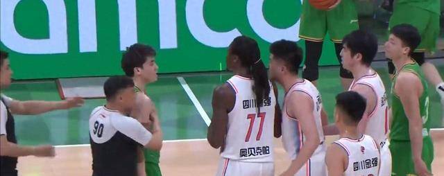 开云体育官网-梅西在塞尔维亚队比赛中出色防守，重返赛场引发热议！引发球迷热议的简单介绍